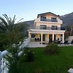 White Deluxe Oeluedeniz Villa *
